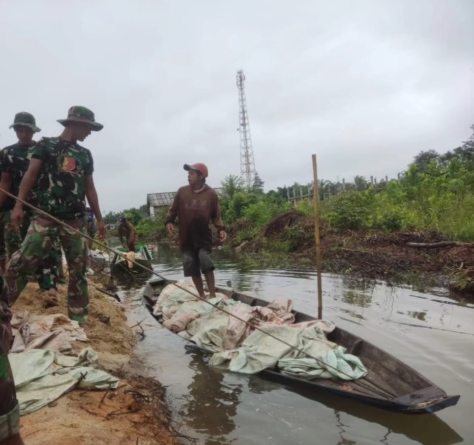 Pengiriman logistik pembangunan jembatan yang harus menggunkan perahu