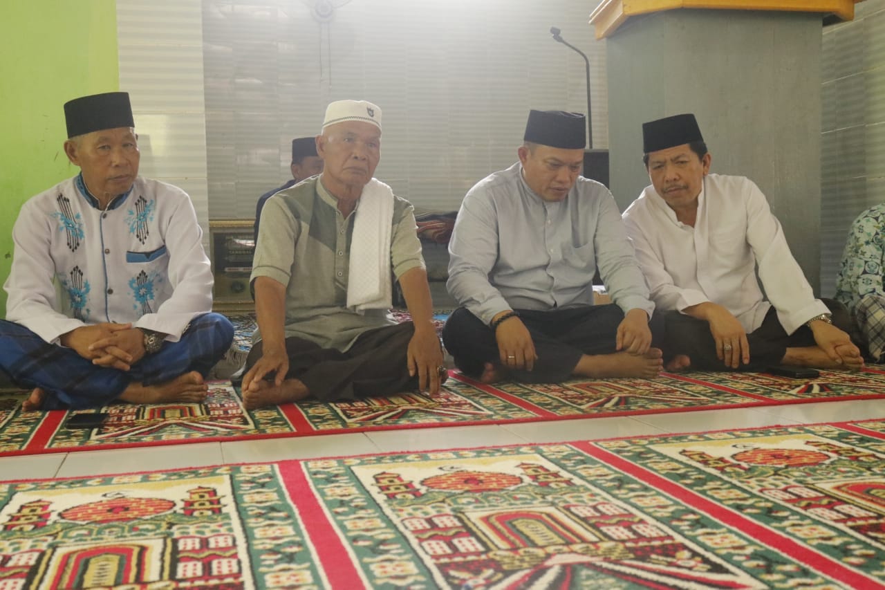 Bupati Erwin Safari Ramadhan 1445 H Di Masjid Al-Hidayah Desa Talang Kabu