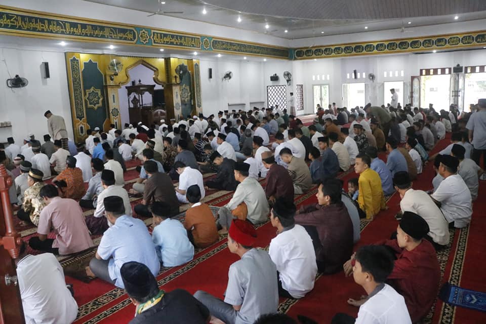 Di Masjid Agung Baitul Falihin, Bupati Seluma Laksanakan Sholat Idul Fitri 1445 H Tahun 2024