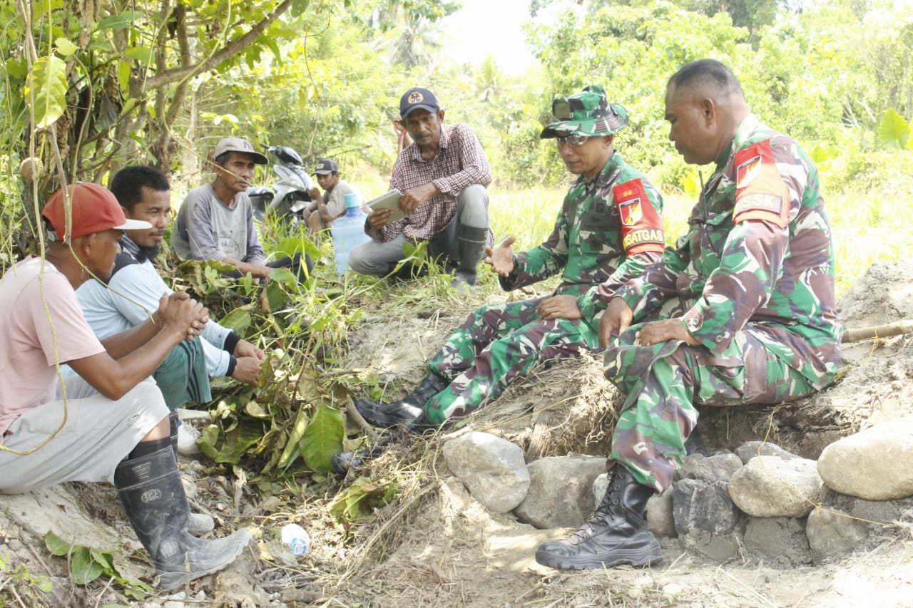 Letkol Inf Dedi Akhiruddin Istirahat Bersama Warga Usai Pengecekan Kegiatan TMMD
