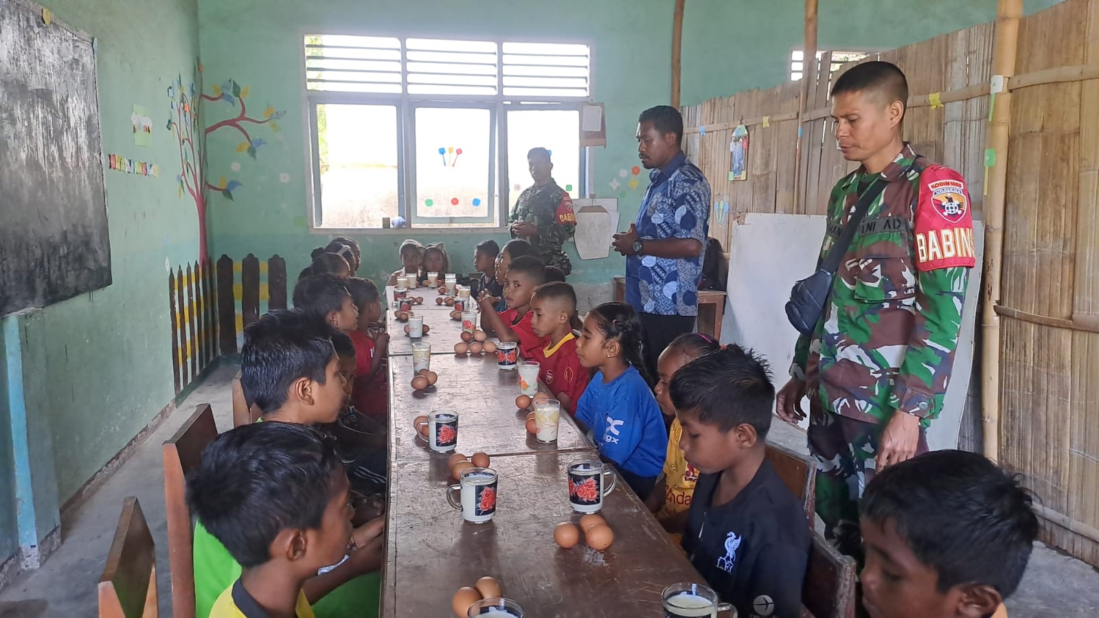 Pemberian PMT pada siswa-siswi 