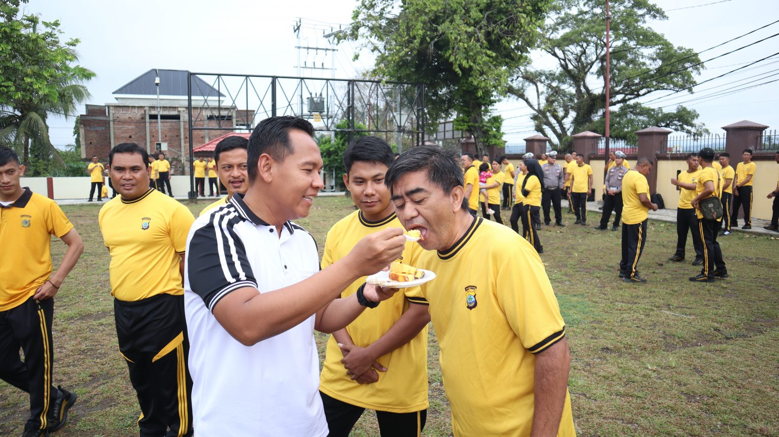 Foto: kejutan ulang tahun bulanan yang disiapkan langsung oleh Kapolres Kotamobagu, AKBP Irwanto, SIK, MH.