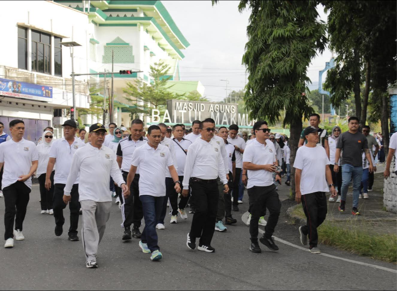 Wali Kota Kotamobagu dr. Weny Gaib, Sp.M, dan Wakil Wali Kota Kotamobagu Rendy Mangkat, SH.MH., jalan sehat bersama Pemerintah Kotamobagu