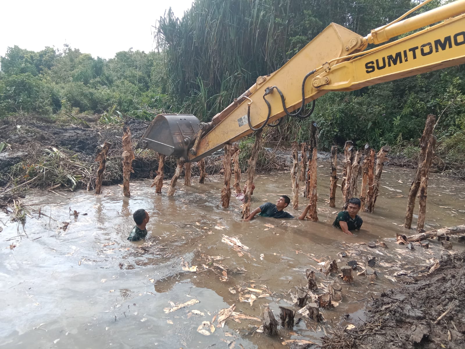Keterbatasan akses jalan yang harus dihadapi warga Desa Sungai Badak