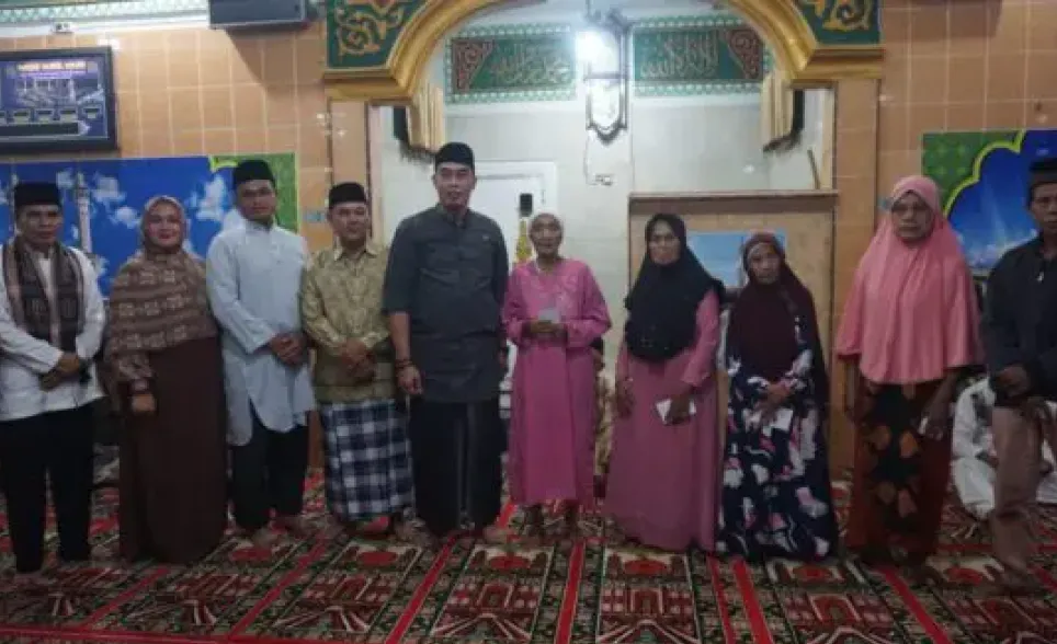 Safari Ramadhan, Wabub Berikan Bantuan di Desa Tanjung Aur Kecamatan Sindang Kelingi