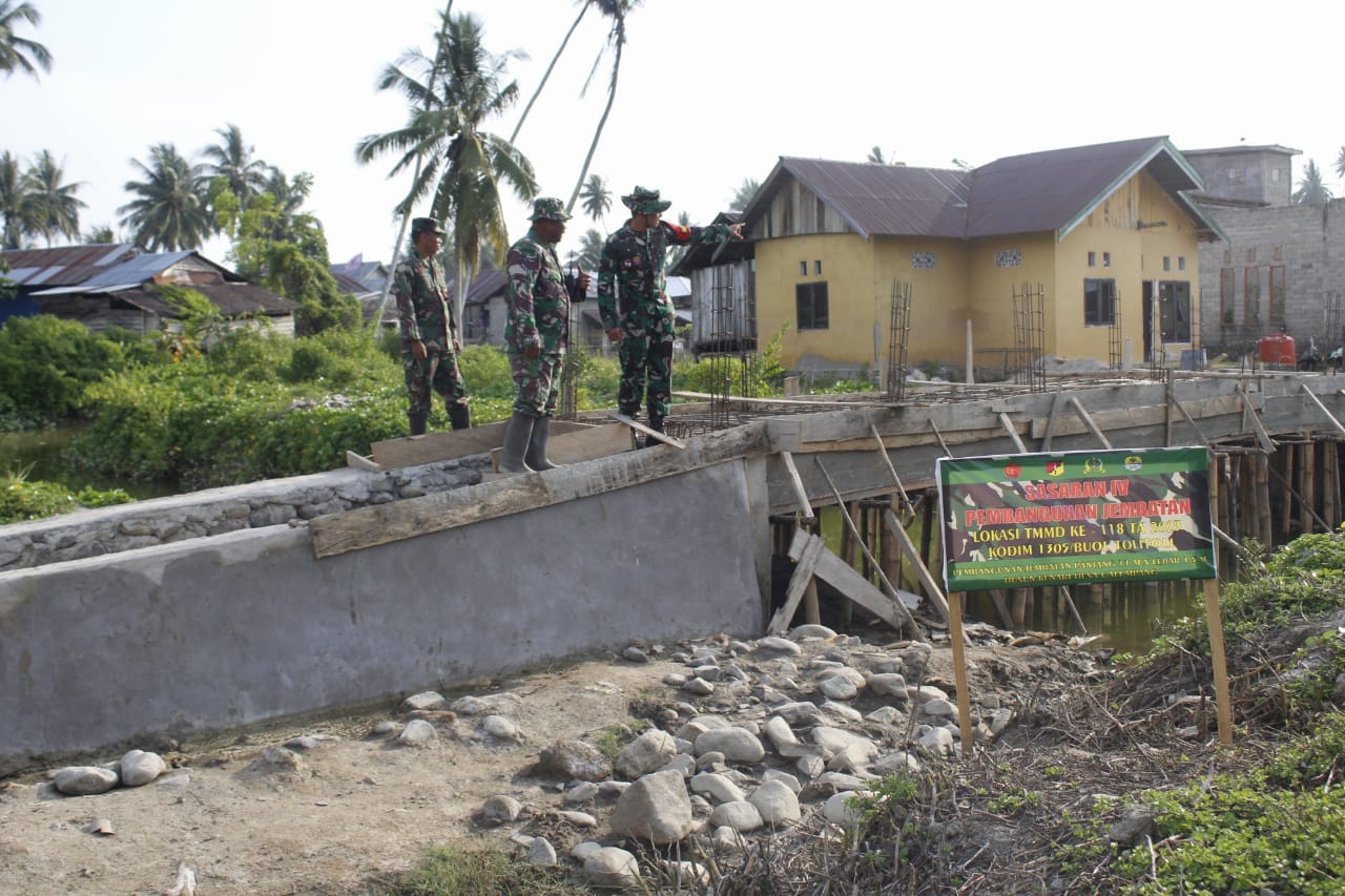 Letkol Inf Dedi Akhiruddin Dansatgas Kodim 1305/BT Tinjau Pembangunan Jembatan