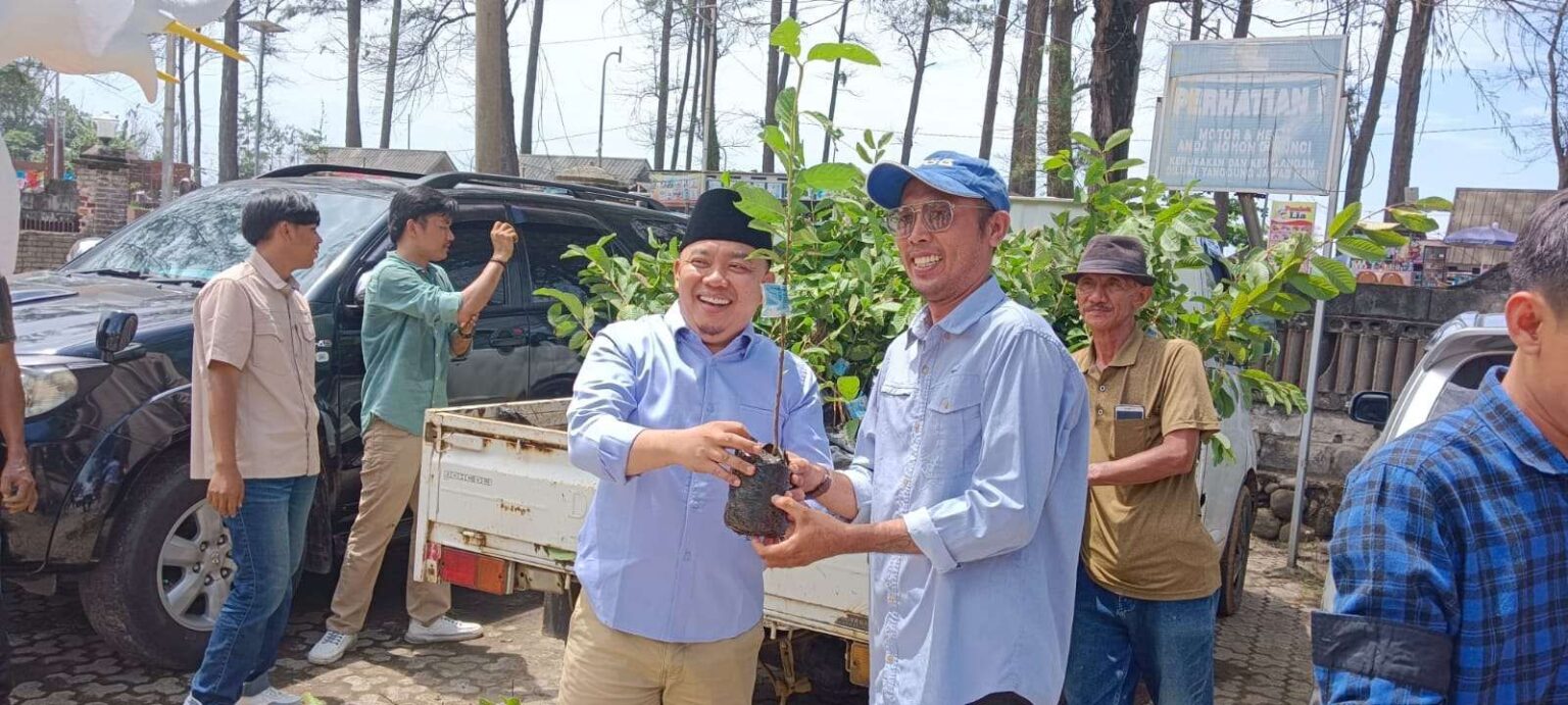 Melalui Sentuhan Unik, Dempo Xler Bagikan Bibit Buah Jambu Kristal Ke Masyarakat