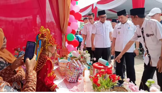 Waka II DPRD Seluma Apresiasi Pameran Pendidikan dan UMKM serta Lomba Bahasa Ibu Tingkat SD dan SMP