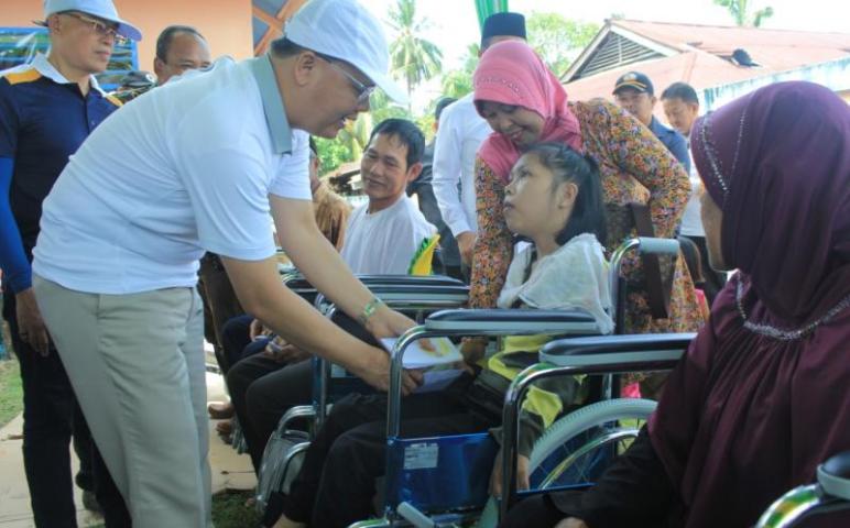 Gubernur Bengkulu Rohidin Mersyah menyerahkan bantuan dari Pemerintah Provinsi Bengkulu kepada para penyandang Disabilitas.