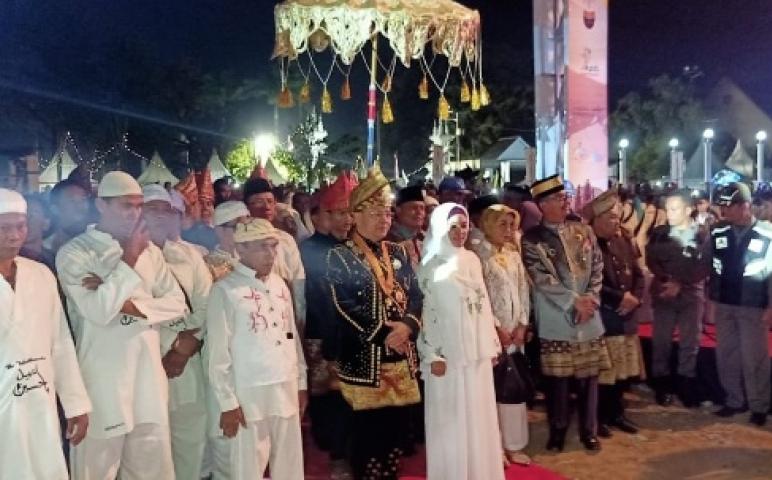 Gubernur Provinsi Bengkulu Bersama Istri