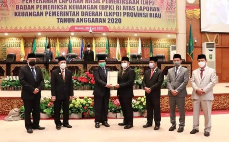 DPRD Provinsi Riau Gelar Rapat Paripurna Dalam Rangka Penyerahan LHP BPK