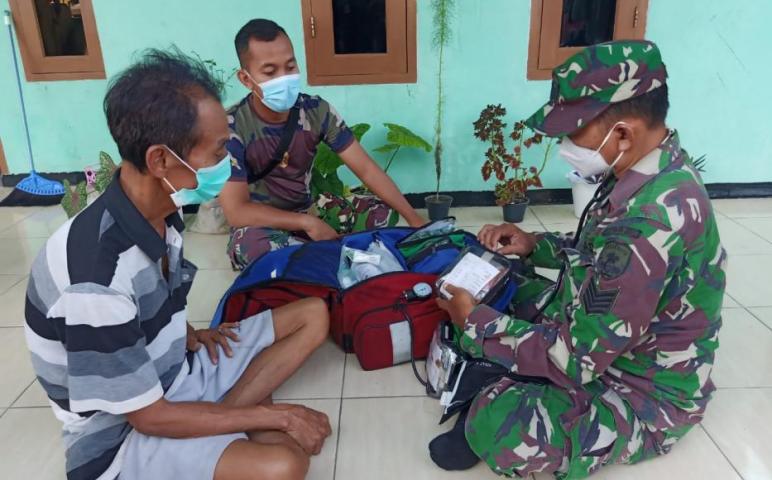 Tim Satgas TMMD ke-111 Meriksa Warga Daraham