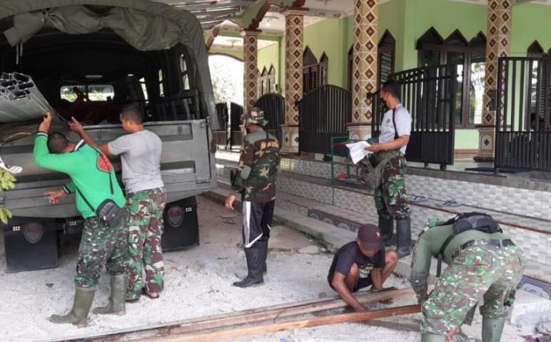 Koramil 1016-03/Sepang Turunkan Material Pembangunan Masjid