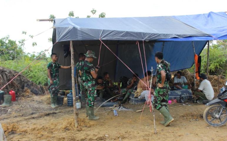 Keakraban Personel TMMD dan Warga Kelurahan Kampuri Ngopi Bareng Hingga Makan Bersama