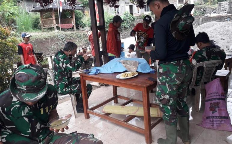 Melepas Lapar Dahaga di Lokasi TMMD 112