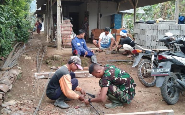 Satgas TMMD Bantu Rakit Untuk Besi Cor