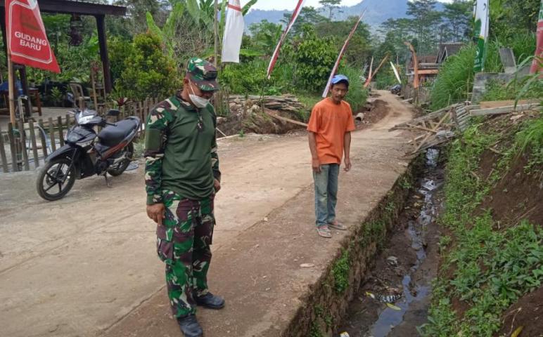 Kasdim Tinjau Pembangunan di Lokasi TMMD 112 Tulungrejo