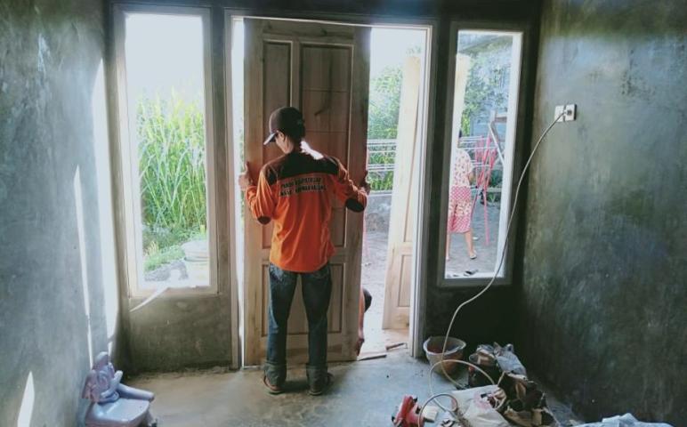 Daun Pintu Milik Bapak Suntono Akan Segera di Pasang