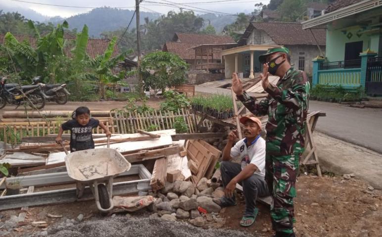 Sikap Kocak Satgas Menambah Keakraban Warga di TMMD 112
