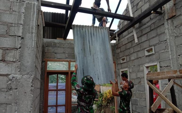 Aksi Cekatan Satgas TMMD 112 Bongkar Atap Seng