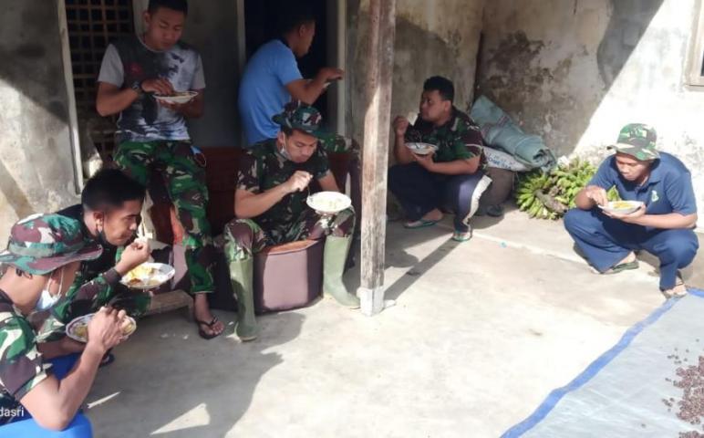 Suasana Makan Siang yang Penuh Keakraban Para Satgas di Lokasi TMMD