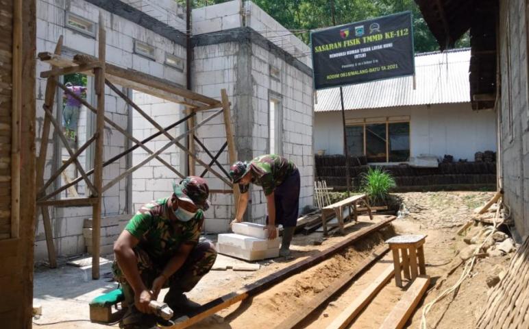 Gerinda Menjadi Alat Pengahalus Kayu di RTLH Ibu Parti