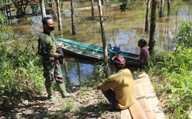 Aksi Kegiatan Sosial Praka Ngudi Setiyanto di Sela-Sela Aktivitas TMMD Reguler ke 112