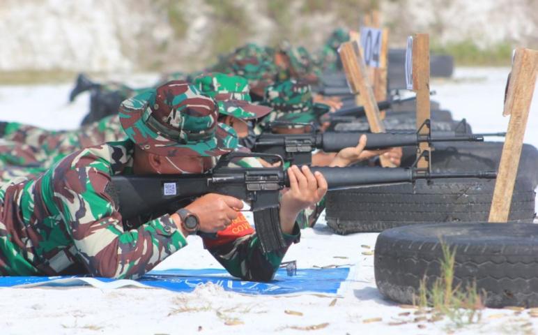 Asah Kemampuan Prajurit, Dandim 1016 Palangka Raya Pimpin Latihan Menembak