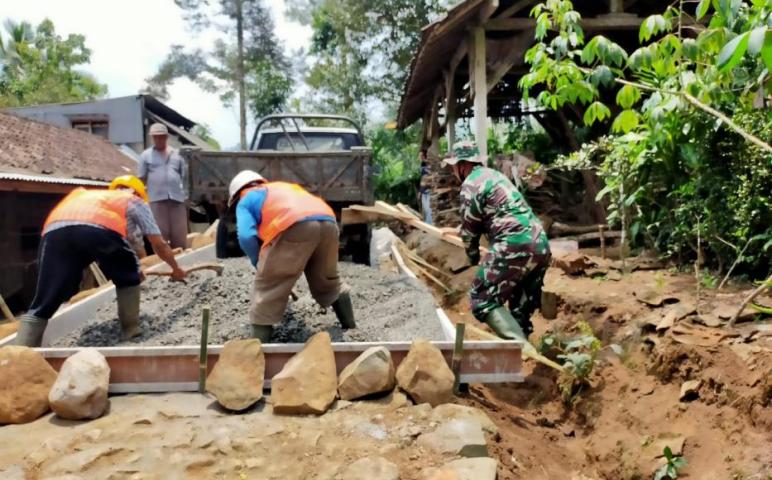 Satgas TNI Geber Selesaikan Rabat Beton