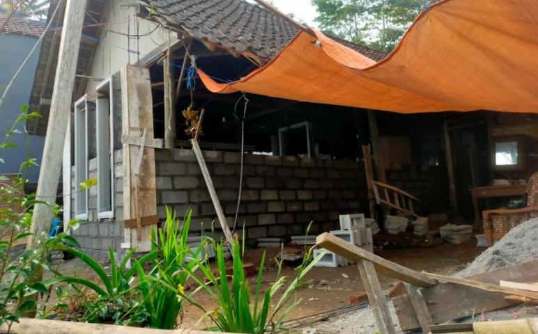 Terpal Peneduh Satgas TMMD 112 di Lokasi RTLH