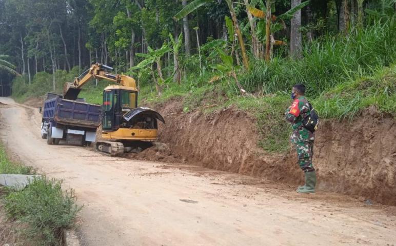 Exavator Alat Berat Penunjang Keberhasilan Pekerjaan Program Fisik di TMMD 112