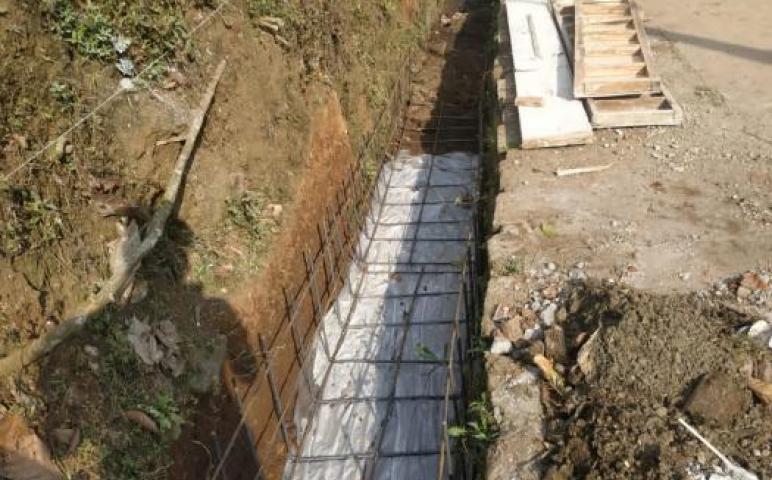 PLASTIK COR TERPASANG DI SASARAN DRAINASE