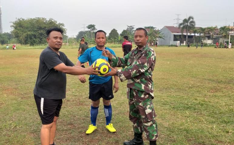  Satgas TMMD Tanding Sepakbola Persahabatan Dengan Warga