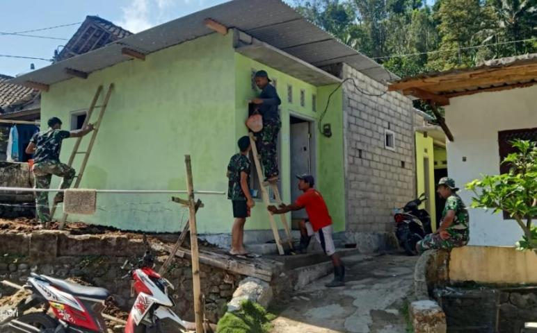 Satgas TMMD 112 Kodim 0818 Terus Percantik Tampilan Rumah Sasaran 