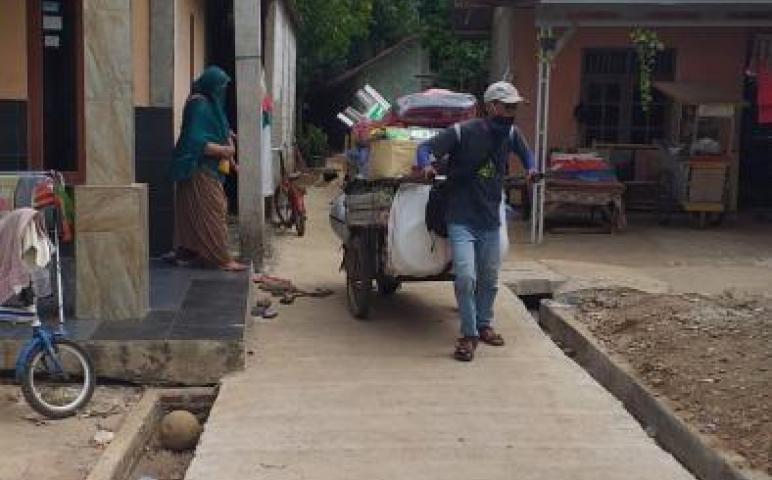 Pedagang Keliling Terasa Ringan Melintas Jalan Flamboyan Pasca Diperbaiki Satgas TMMD