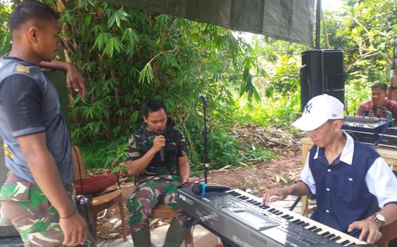 Satgas TMMD Ke-112 Hibur Warga Dengan Organ Tunggal