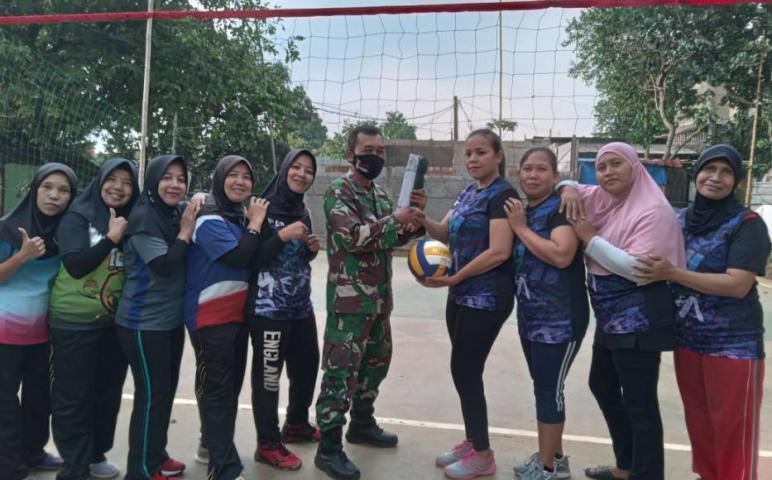 Satgas TMMD Serahkan Bantuan Bola dan Net Volli