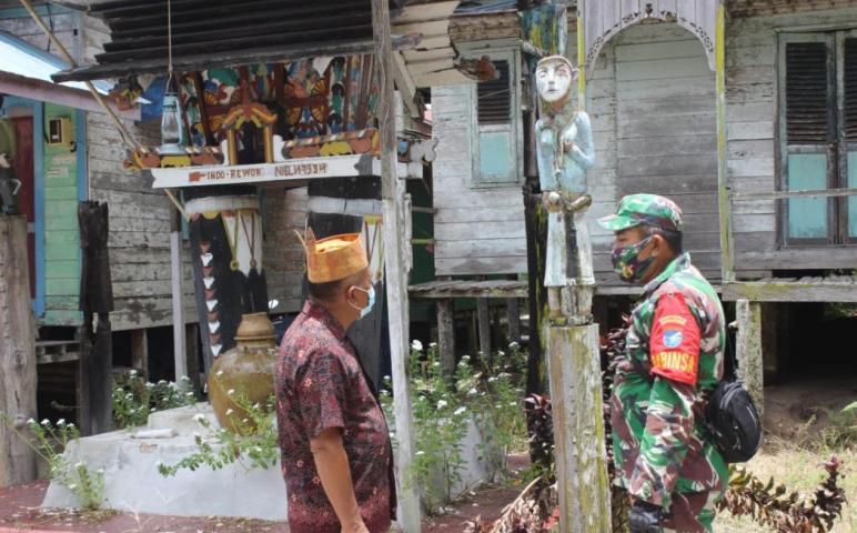 Tokoh Adat Kenalkan Makna Sandung Kepada Personel TMMD