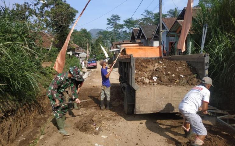 AMBIL KESEMPATAN SEBELUM HUJAN LOKASI TMMD 112 