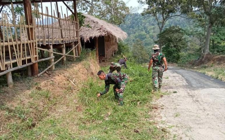 Keakraban Satgas TMMD 112 Bersama Warga Tulungrejo 
