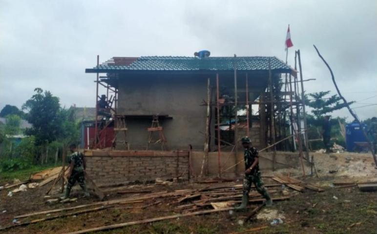 Satgas TMMD Pasang Atap Pos Kamling