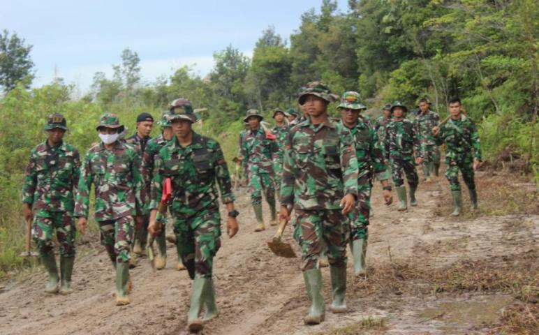 Bentuk Kebersamaan, Personel TMMD dan Warga Kampuri Jalan Kaki Menuju Lokasi Kerja