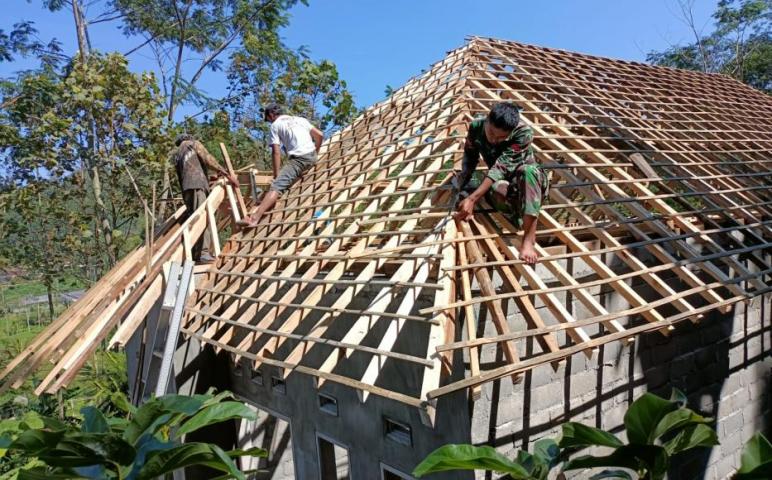 Satgas TMMD 112 Cerkatan Rangkai Atap Rutilahu 