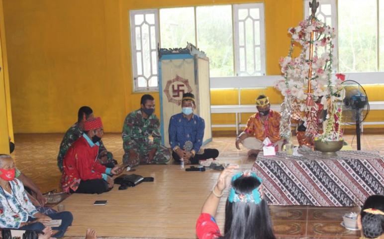 Personel TMMD Sambangi Balai Hindu Kaharingan di Kelurahan Kampuri