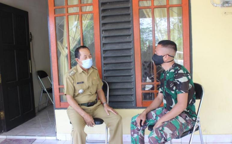 Personel TMMD Jalin Komunikasi Sosial Bersama Camat Mihing Raya