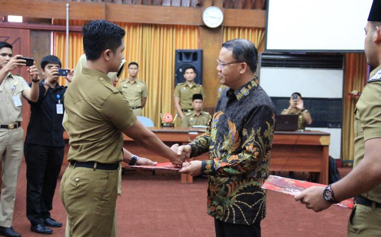 Serah terima SK kepada perwakilan lulusan IPDN angkatan XXIII oleh Plt. Gubernur Bengkulu Rohidin Mersyah