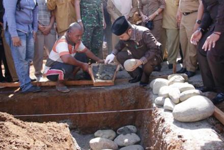Walikota Bengkulu Helmi Hasan melakukan peletakan batu pertama pembangunan gedung sekolah SMAN 11 Bengkulu