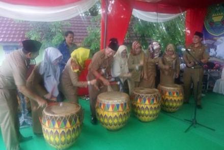 Wakil Walikota Patriana Sosialinda yang diwakili oleh Asisten I Setda Kota Bengkulu Fachriza Razie membuka secara resmi bazar dan pasar rakyat di Lapangan View Tower