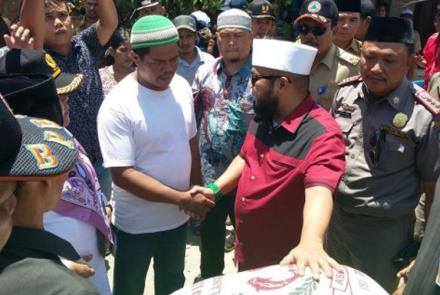 Walikota Bengkulu saat mengunjungi korban banjir Kampung Bahari, Kelurahan Sumber Jaya