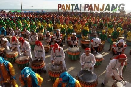 Tari Dol di Pantai Panjang Bengkulu